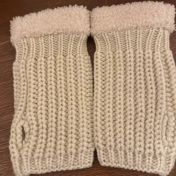 Koolaburra by Ugg fingerless gloves. - Picture 2 of 2